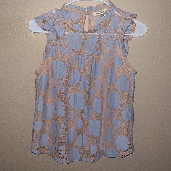Sleeveless flowy top with lace/flower print NWOT - Picture 2 of 4